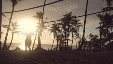 热带海滩日出，朋友打沙滩排球
